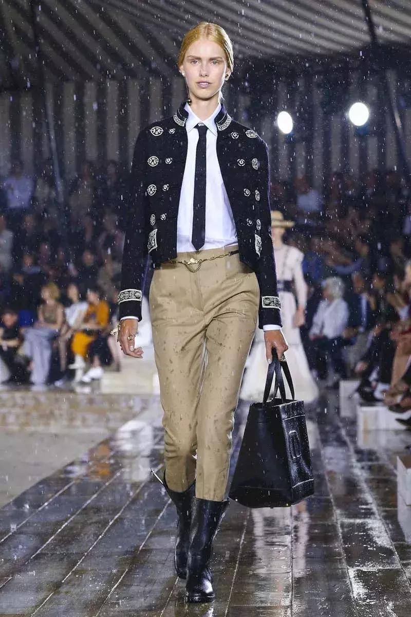 杨采钰迪奥马鞍包,杨采钰出席活动红裙惊艳十足