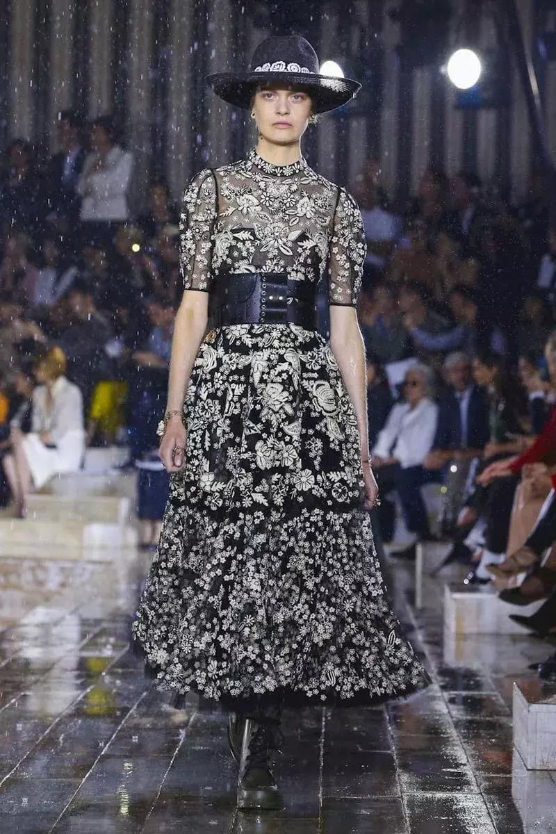 杨采钰迪奥马鞍包,杨采钰出席活动红裙惊艳十足