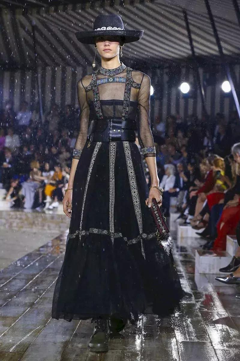 杨采钰迪奥马鞍包,杨采钰出席活动红裙惊艳十足