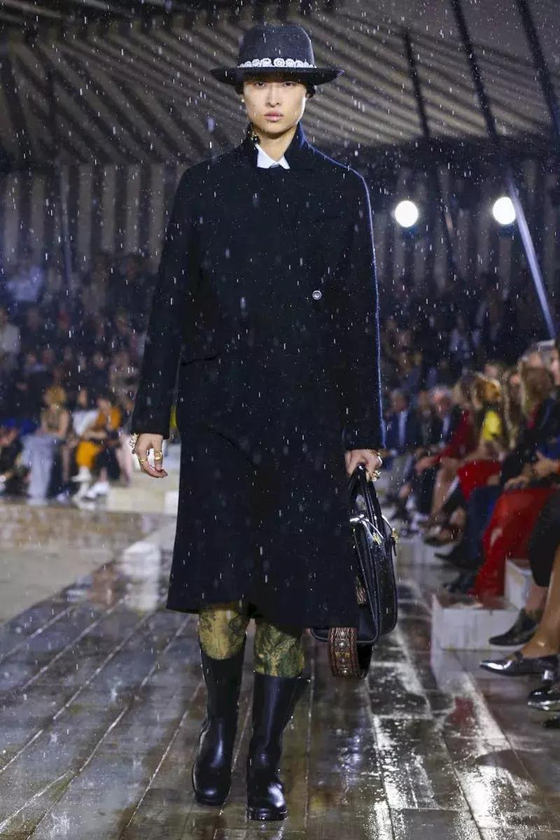 杨采钰迪奥马鞍包,杨采钰出席活动红裙惊艳十足