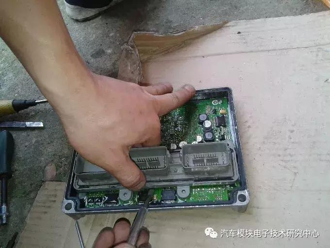 福克斯发动机故障灯亮,福特福克斯发动机故障灯亮原因