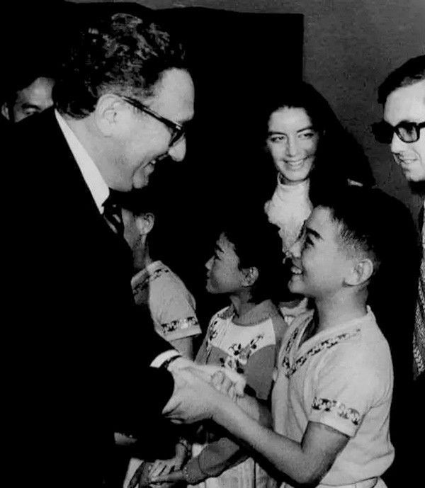 合影留念永不忘,同学合影照时光一去永不回