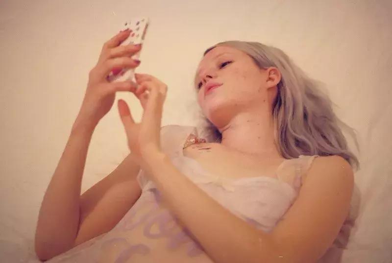 拍腿、拍bra、拍裸照,一个放飞自我的女孩