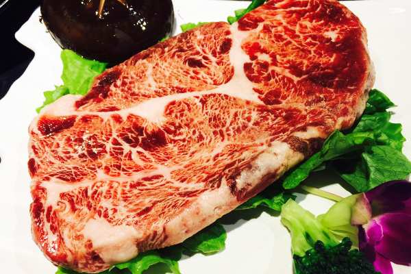 屋顶上烧烤,很有特色的一个火盆烤肉