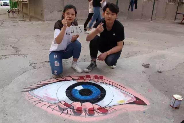 30所职校为井盖“整容”，以画会友，你的学校技术如何？