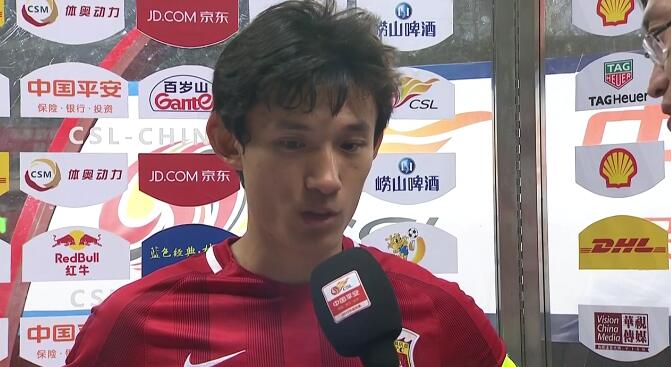 国足戴项链的球员,国足队员上场戴项链