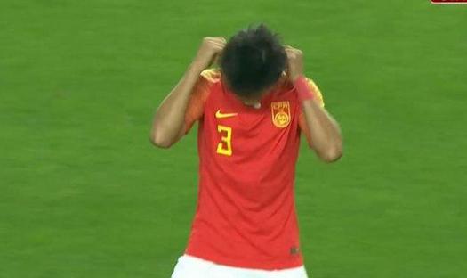 国足队员袜子藏项链出场后偷偷戴上引争议！球迷呼吁将其开除！