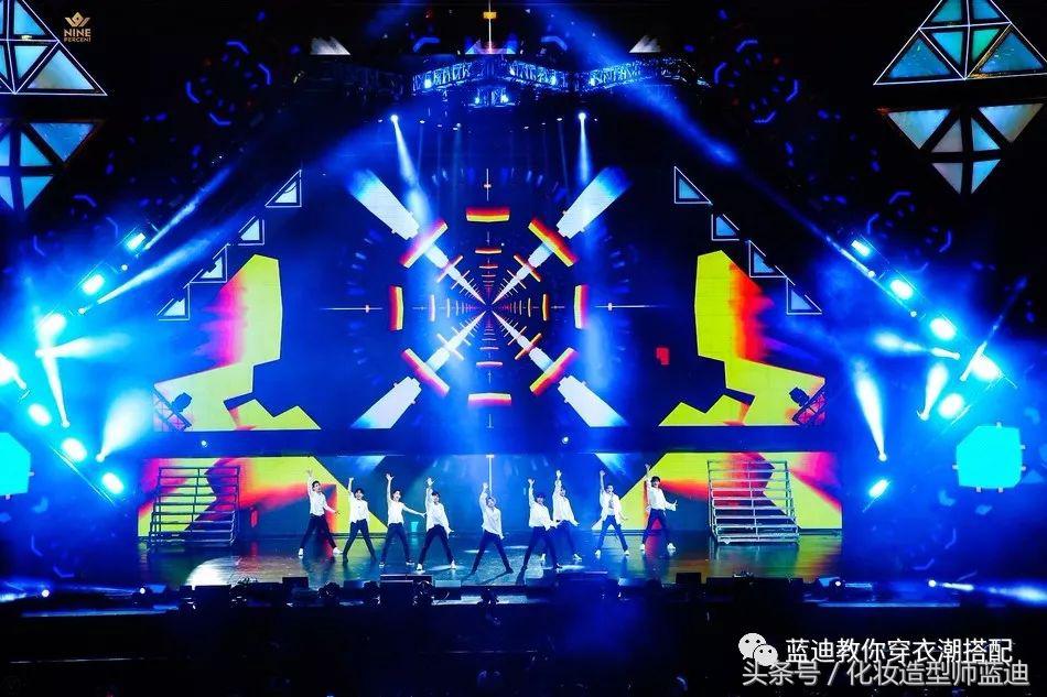 王俊凯一身棒球服,王俊凯机场穿运动套装