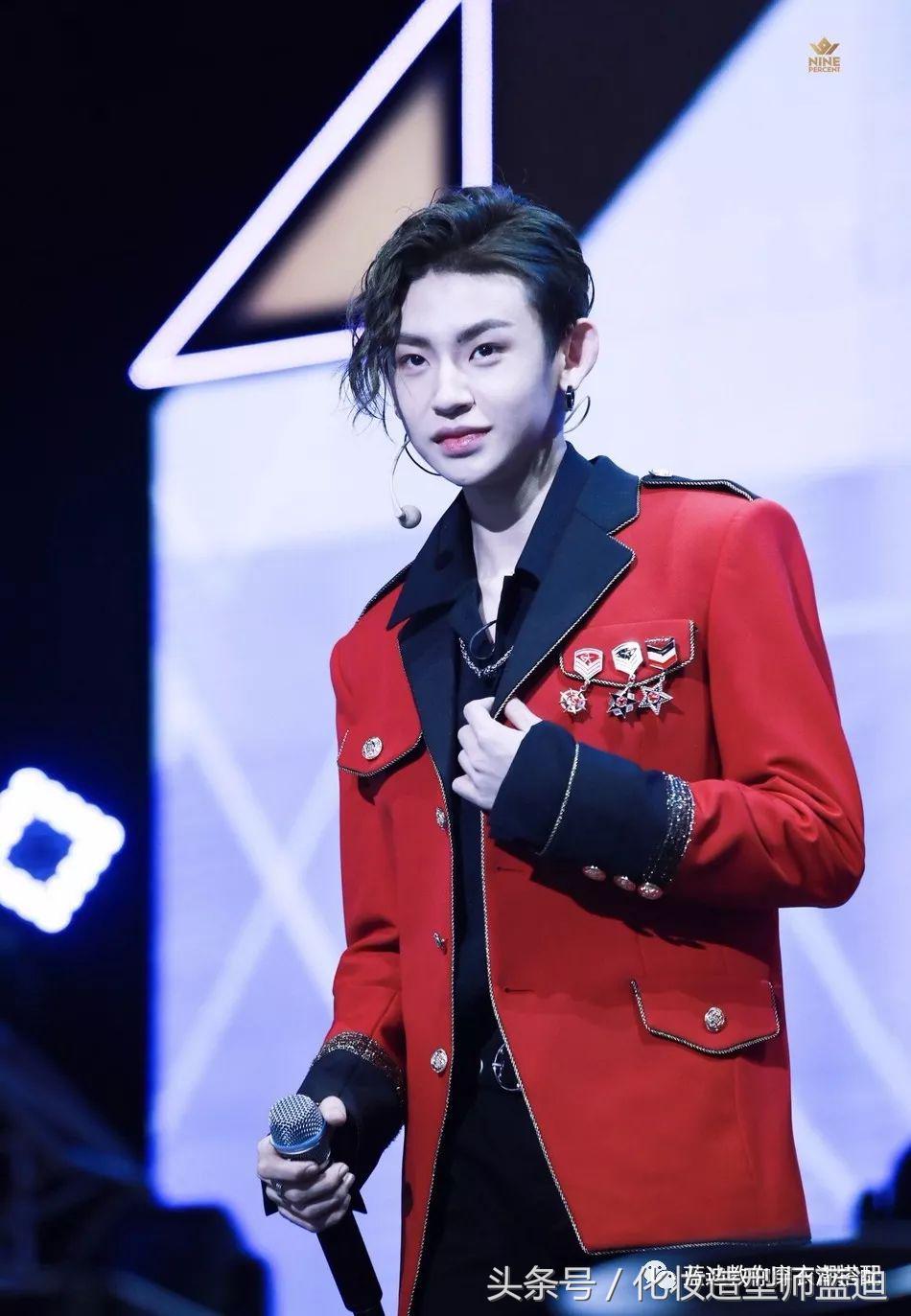 王俊凯一身棒球服,王俊凯机场穿运动套装