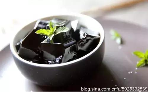 烧仙草有黑色的东西是龟苓膏吗,烧仙草里放的是龟苓膏吗