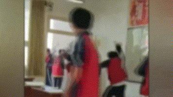 抡板凳打架,抡凳子砸东西斗殴