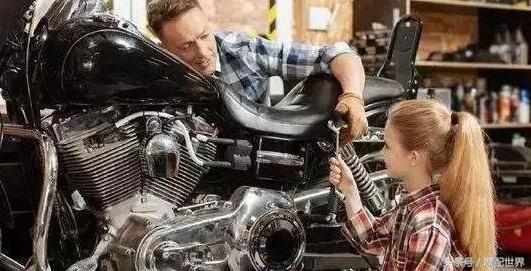 摩托车下陡坡排气管放炮怎么处理,摩托车收油排气管放炮是什么原因