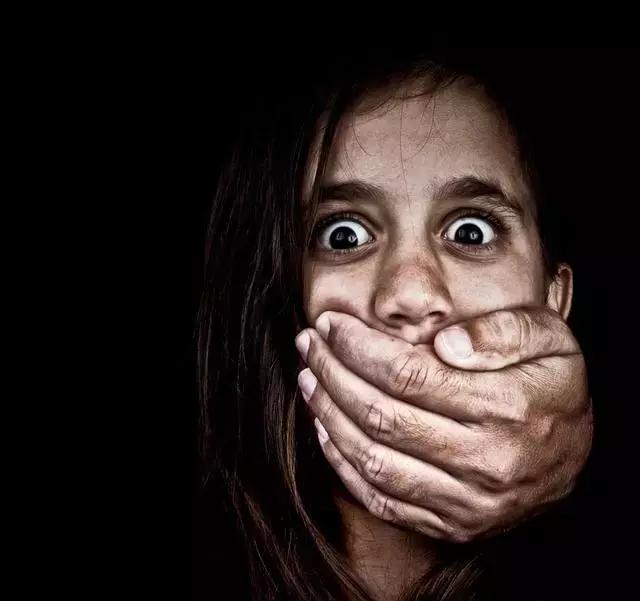 「长文」女性遇到*狼色**，应该喊“抓流氓”还是“抓人贩子”？