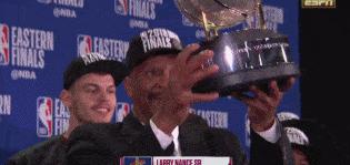 该来的总会来致敬英雄,哪一场比赛勇士老板给克莱磕头