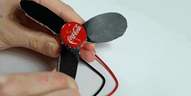 用纸剪出一架可以飞的飞机,用纸箱折个纸飞机