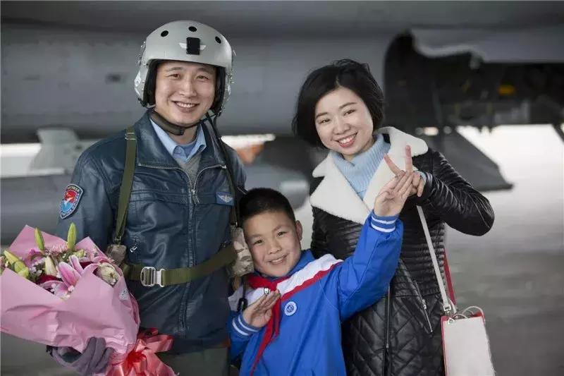 盘点军人与家人团聚的感动瞬间,这组军人和儿子的照片令人动容