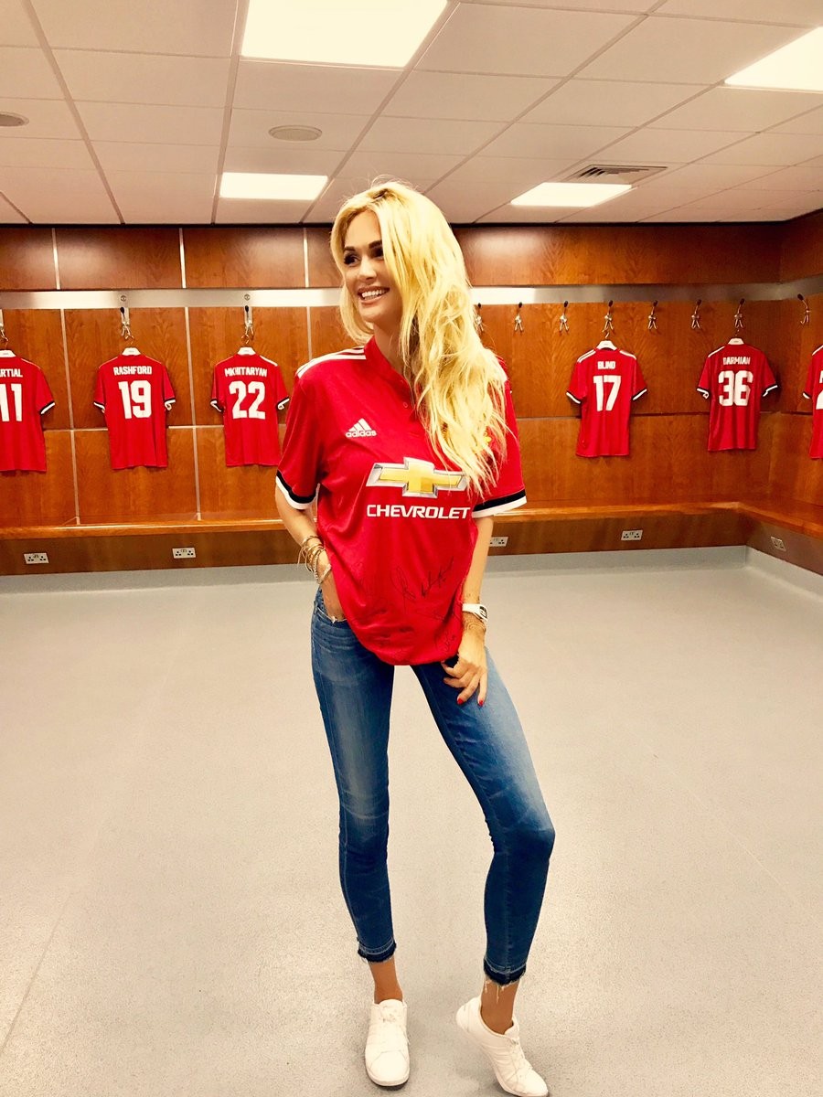 懂球的世界杯足球大使美貌与足球智慧并存，曼联球员她最爱博格巴