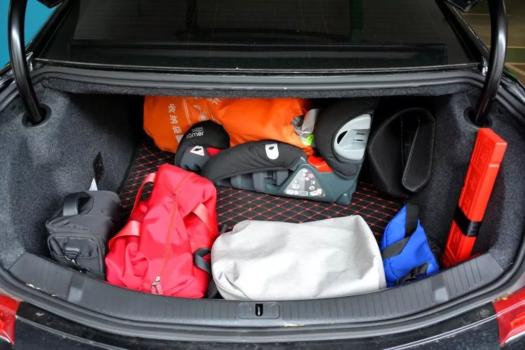 膨胀了、膨胀了！小俩口开着凯迪拉克豪车玩转上海滩！