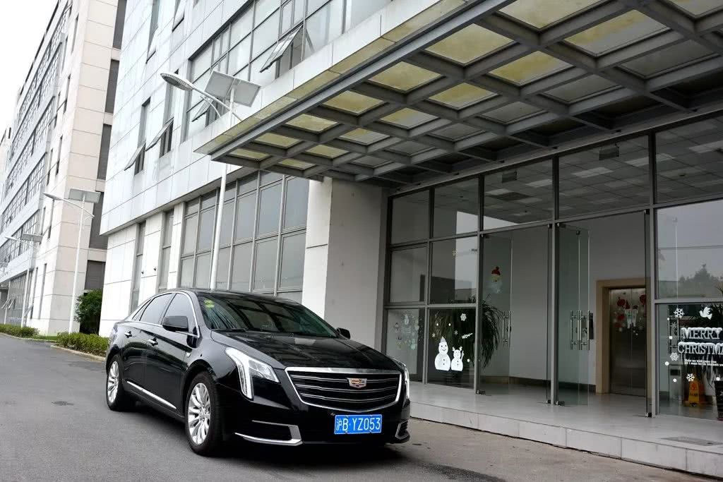 膨胀了、膨胀了！小俩口开着凯迪拉克豪车玩转上海滩！