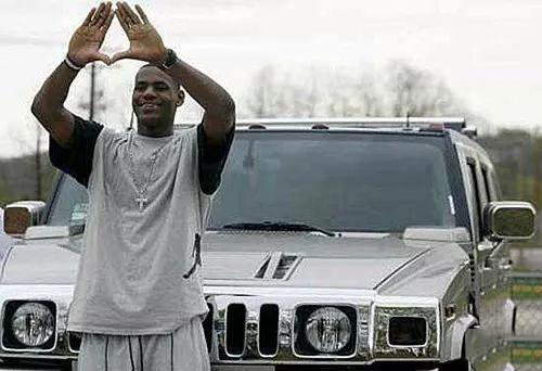 詹姆斯的天价合同,詹姆斯最近比赛开什么车