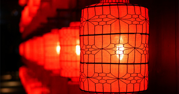 好心收留了一个孩子,女人好心收养无家可归的孤女