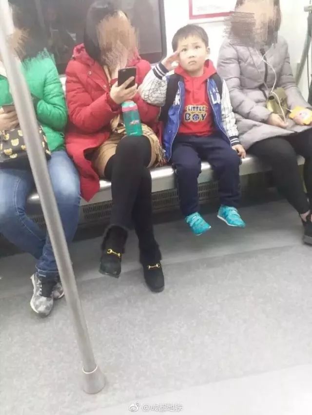 男子辱国旗被拘留,男子踩踏国旗被判三年