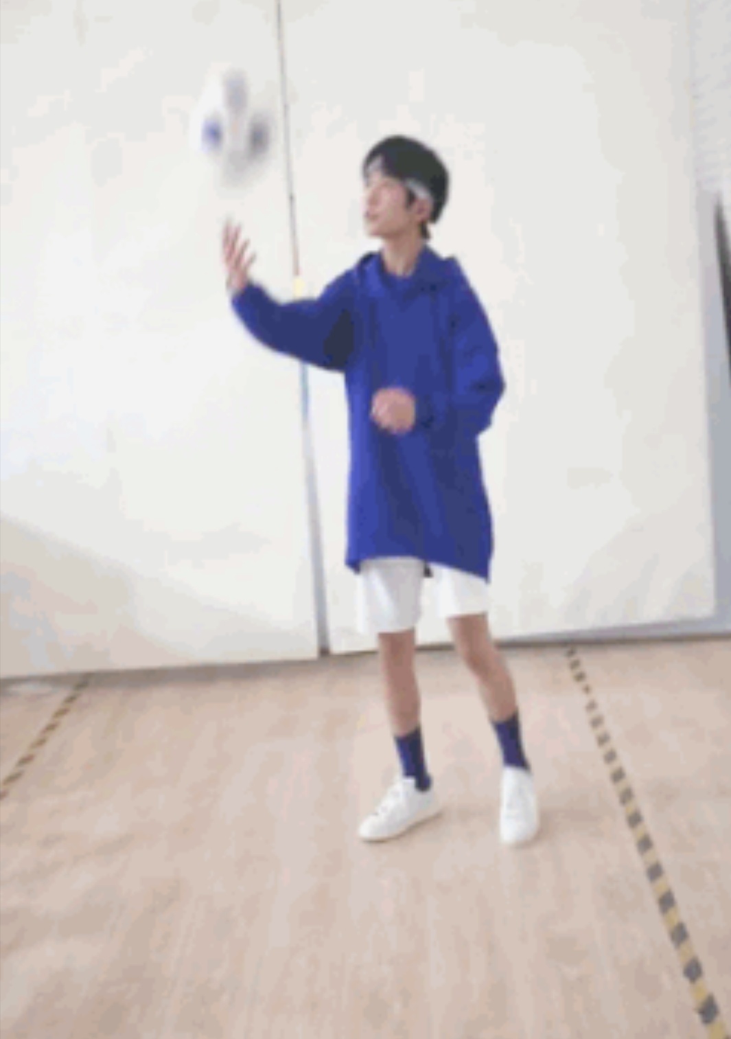 易烊千玺滑滑板的视频,易烊千玺图片静态日常