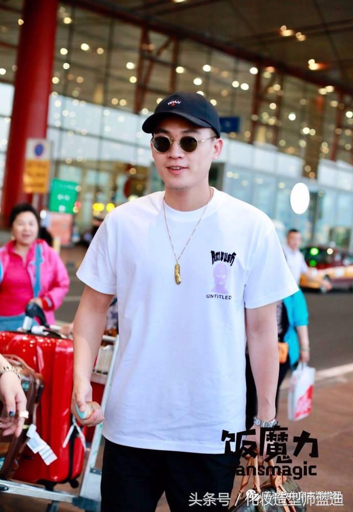 王俊凯和丁海寅,丁海寅橙色长袖机场