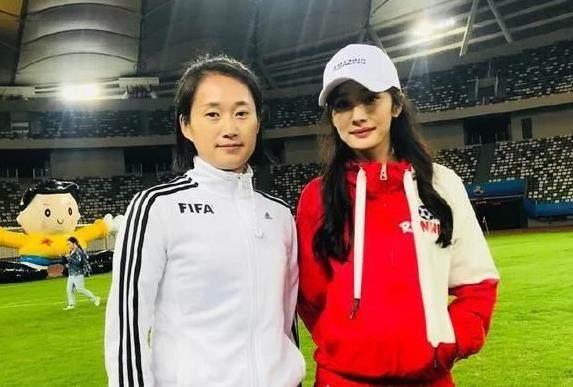 跑男杨幂踢足球,杨颖杨幂迪丽热巴跑男