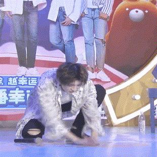 蔡徐坤林彦俊百变穿搭,蔡徐坤采访说林彦俊鞋子