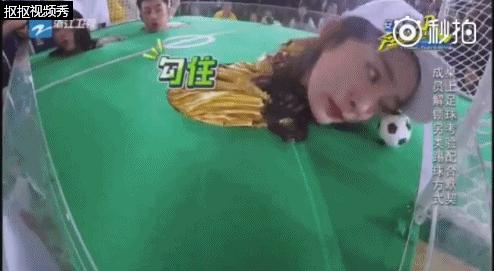 杨幂跑男踢足球照曝光,杨幂杨颖打游戏