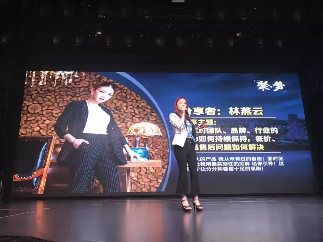 带着娃做着生意真不容易,带着小娃做生意