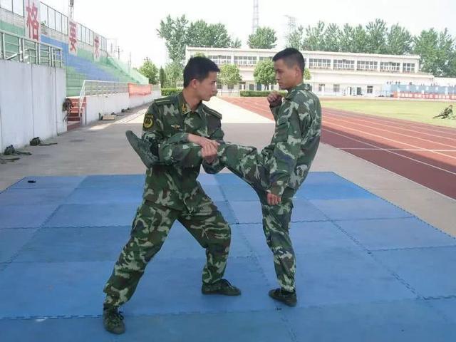 散打过肩摔法视频教程,散打中的侧绊摔怎么摔