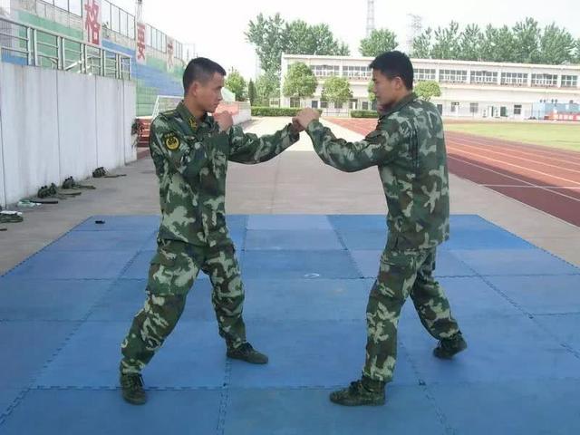 散打过肩摔法视频教程,散打中的侧绊摔怎么摔