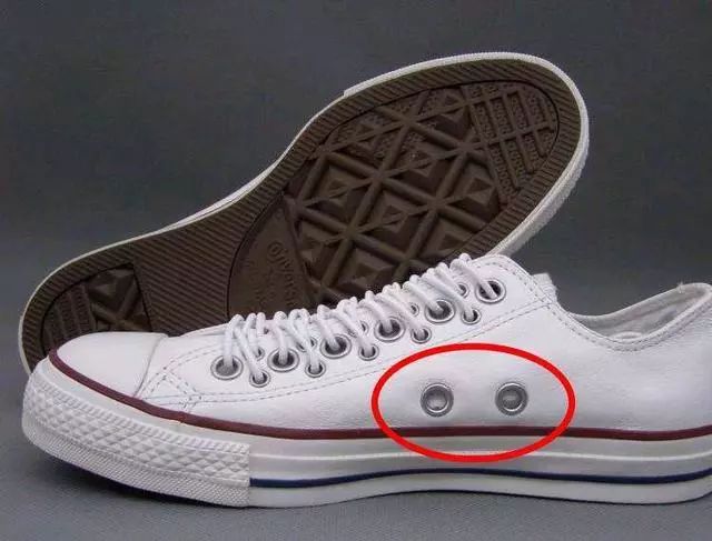 牛仔裤口袋上有个小口袋是干嘛的,牛仔裤的口袋为什么有两个小扣子