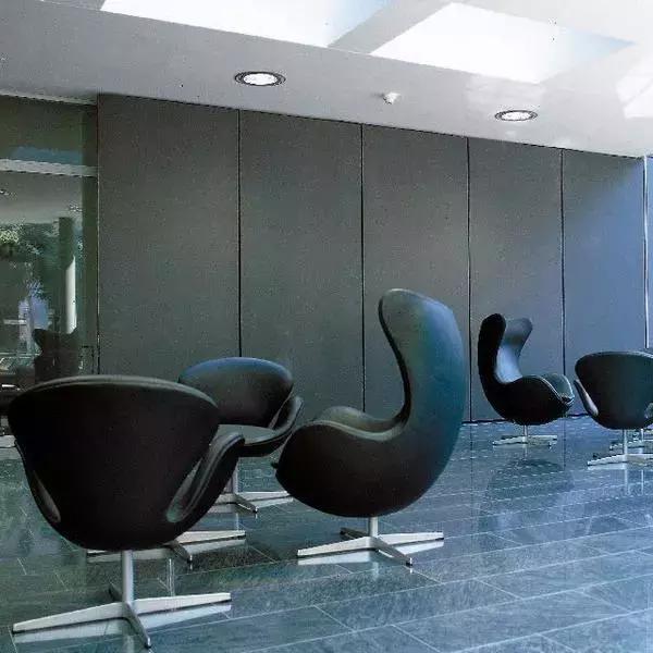 坐着六十年代椅子,小时候的椅子好怀旧