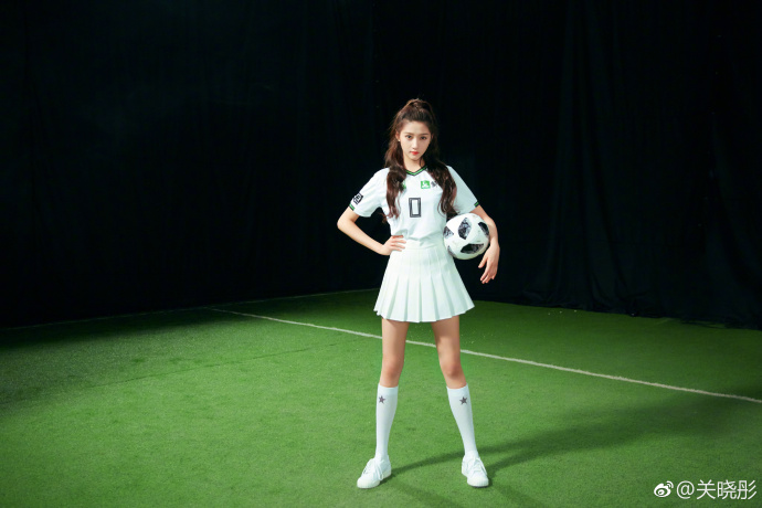 关晓彤亮相世界杯活动足球宝贝,关晓彤助力奥运走秀