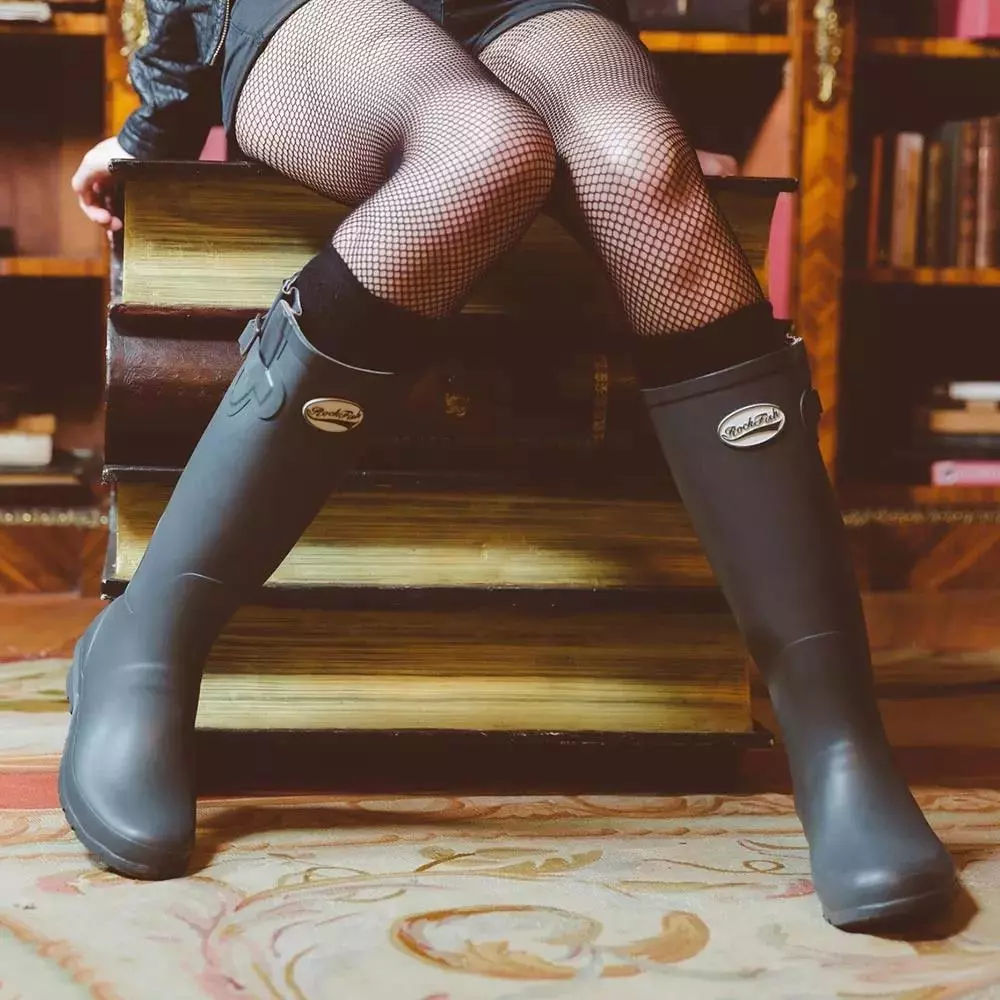 下雨天穿雨鞋防水又好看时尚,穿上雨鞋