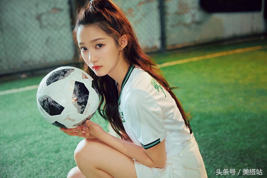 活力十足关晓彤化身足球宝贝,关晓彤化身足球宝贝助力世界杯