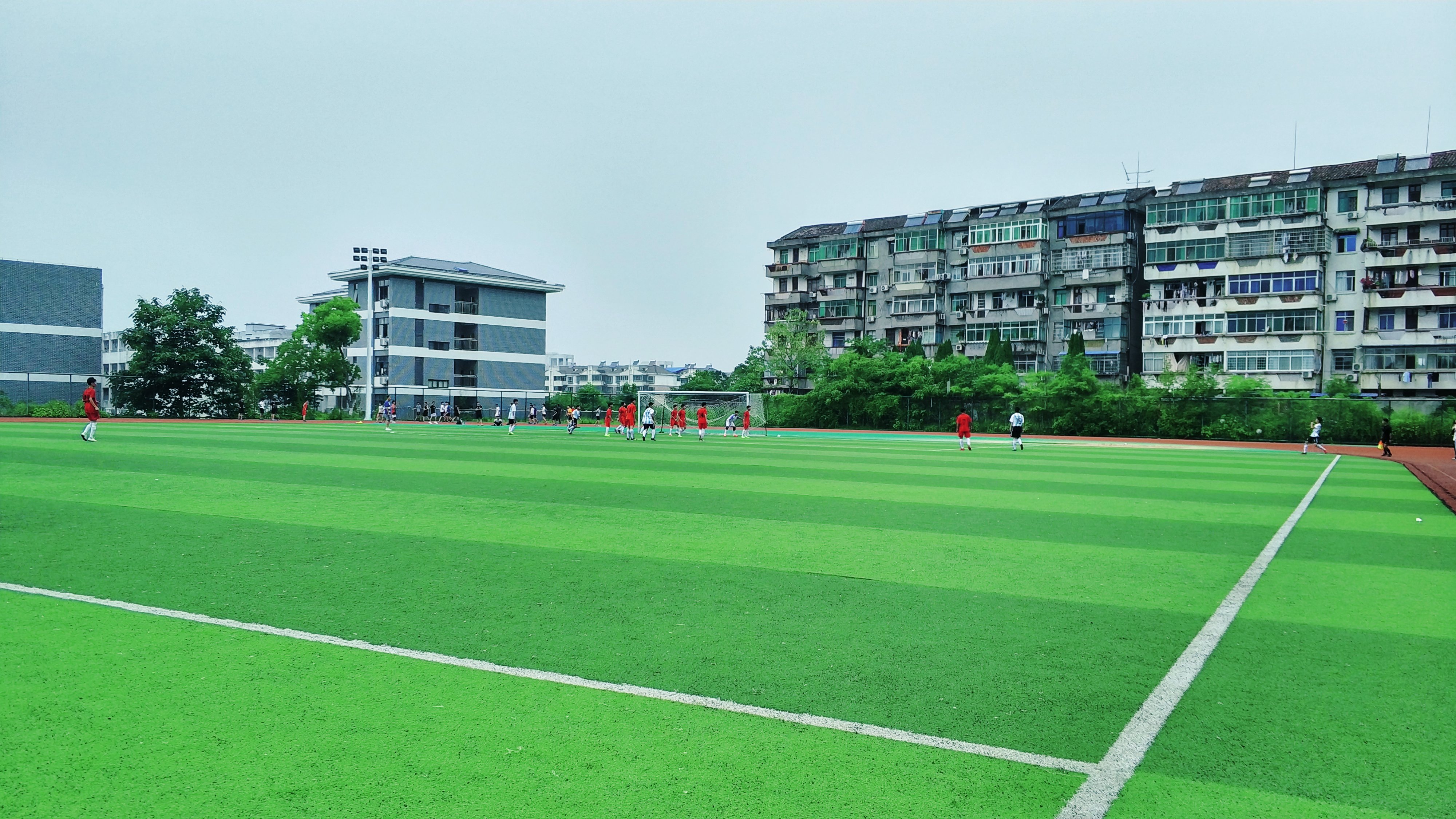 马上就要高考了，去抚州市第一中学看他们踢一场校际足球赛