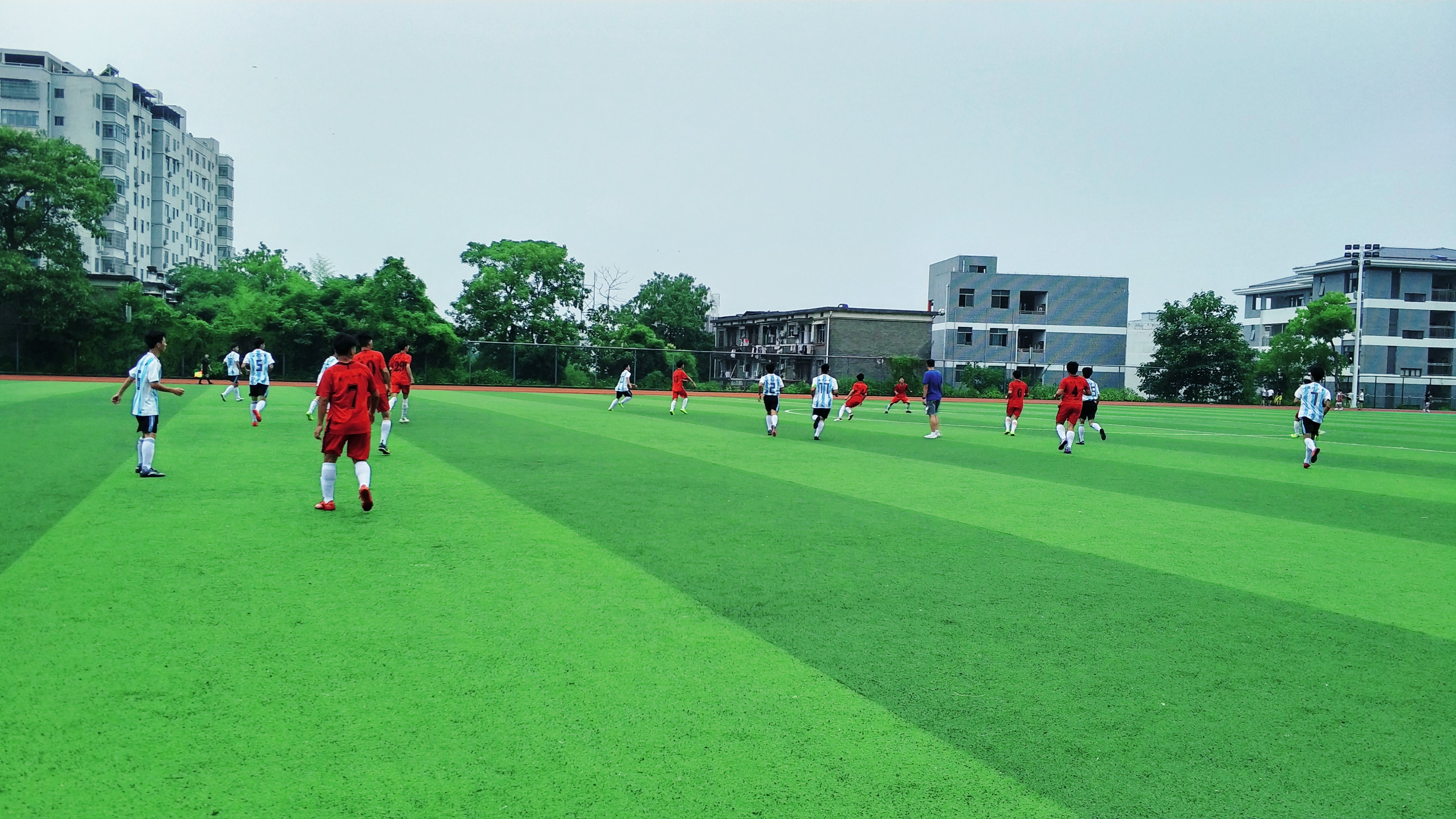 马上就要高考了，去抚州市第一中学看他们踢一场校际足球赛