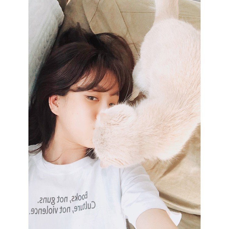 傻萌收服张赫amp;俊昊,韩星郑丽媛连穿搭都有“时髦美貌”