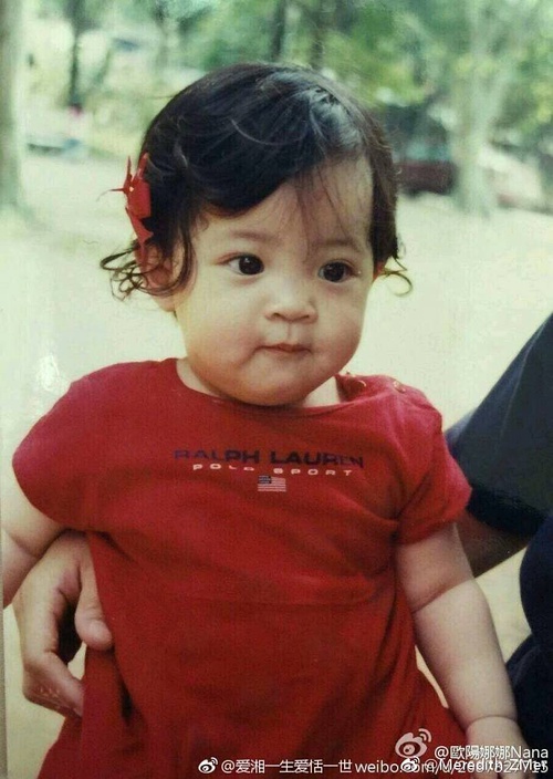 欧阳娜娜童年私照曝光,简直水蜜桃精转世,全身名牌这鞋太讲究了