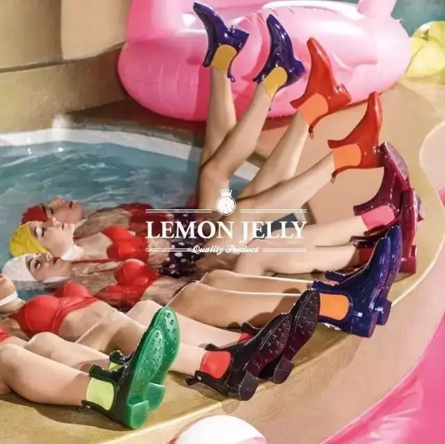 穿上雨鞋,下雨天穿雨鞋防水又好看时尚