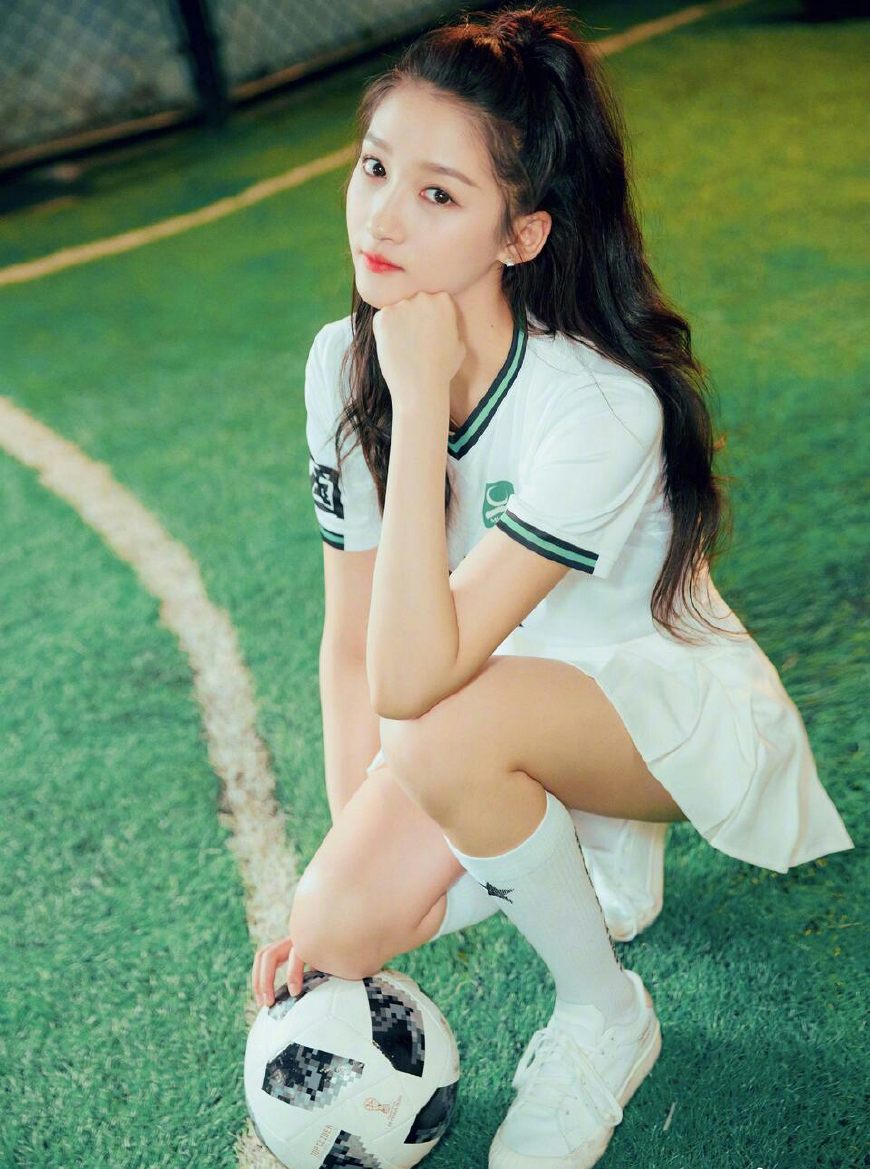 关晓彤鹿晗运动,鹿晗和关晓彤的踢球照片