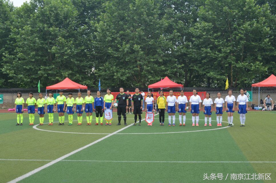 绿茵场上的较量,小小的足球装着美好青春和梦想