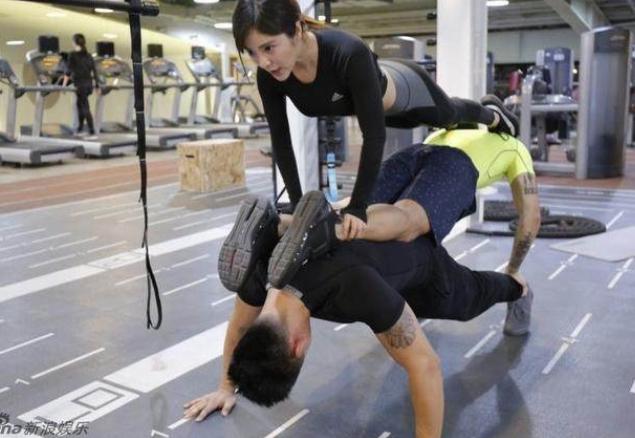 16岁赚钱养家，24岁凭一剧囊获20亿票房，今胖到毁三观了？