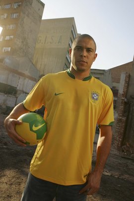 足球各个位置的厉害球员有哪些,世界足球最伟大的十大十号球员