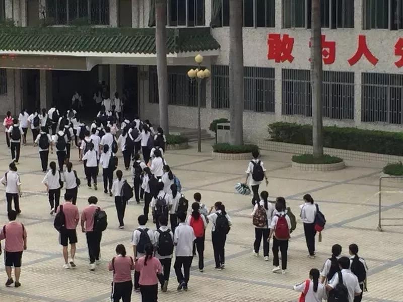 高考汕头几个考场,高考第一天学校门口人山人海