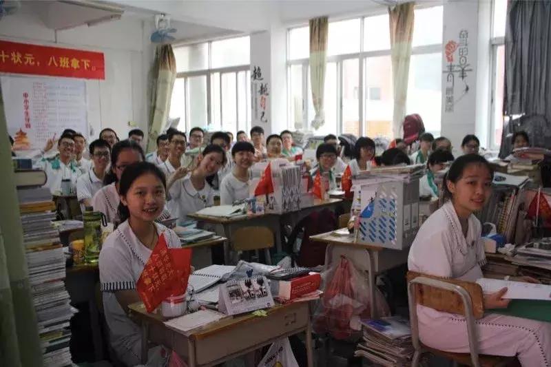 高考汕头几个考场,高考第一天学校门口人山人海